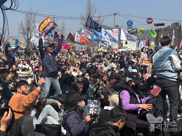 오전 11시 22분, 문형배 헌법재판소장 권한대행이 “피청구인 대통령 윤석열을 파면한다”는 주문을 하자, 모두 환호성을 지르고 박수를 치면서 자리에서 벌떡 일어나 지인과 부둥켜안고 “고생했다”며 눈물을 흘리기도 했다.&nbsp;[사진=안다인 기자]