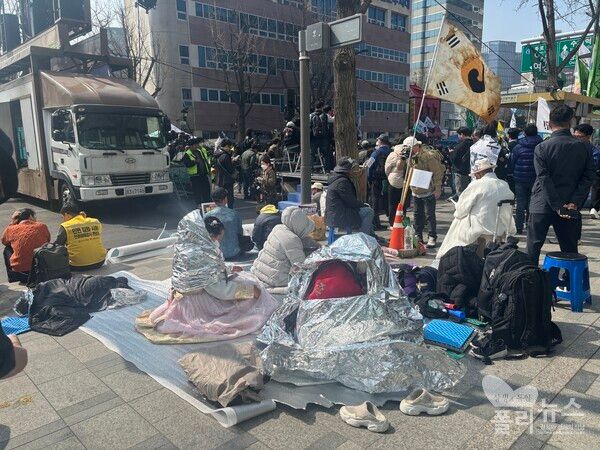 전날부터 철야 집회를 한 비상행동 참가자들이 은박보온포를 두르고 있다.&nbsp;[사진=안다인 기자]