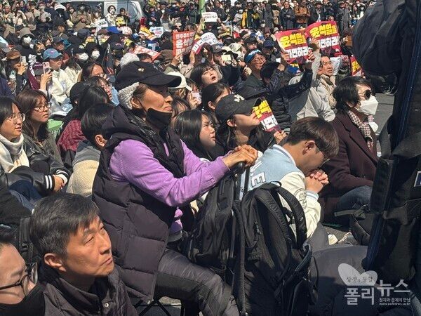 집회 참여자들은 함께 온 지인들과 어깨동무를 하거나 두 손을 모아 기도를 하며 선고를 들었다.[사진=안다인 기자] 