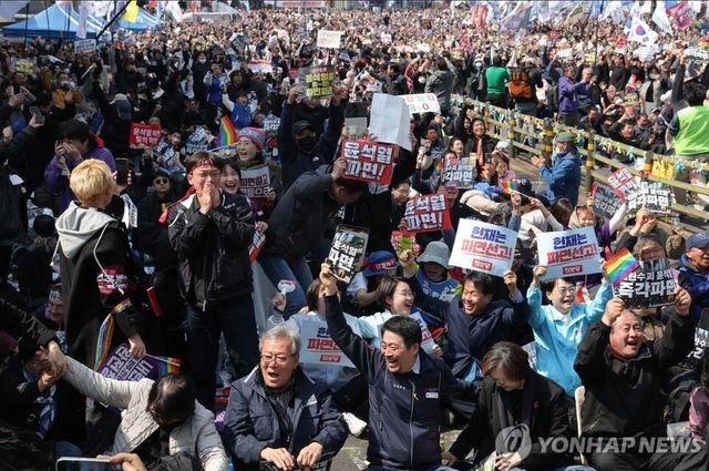 헌법재판소가 4일 재판관 전원일치로 '윤석열 파면'을 선언하자 안국동 일대에 모인 탄핵찬성파 시민들이 환호성을 지르며 기뻐하고 있다. [사진=연합뉴스]