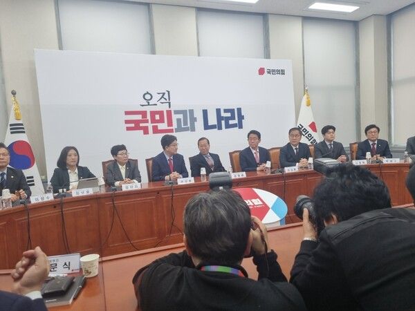 궝성동 비상대책위원장과 권성동 원내대표 등&nbsp;