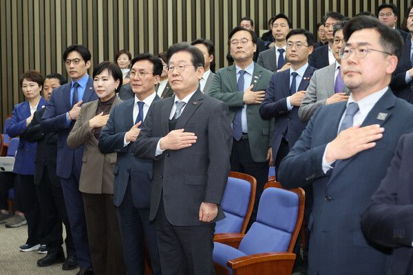 더불어민주당&nbsp;이재명&nbsp;대표와 박찬대 원내대표를 비롯한 의원들이 4일 서울 여의도 국회에서 열린 의원총회에서 국기에 경례하고 있다. [사진=연합뉴스]