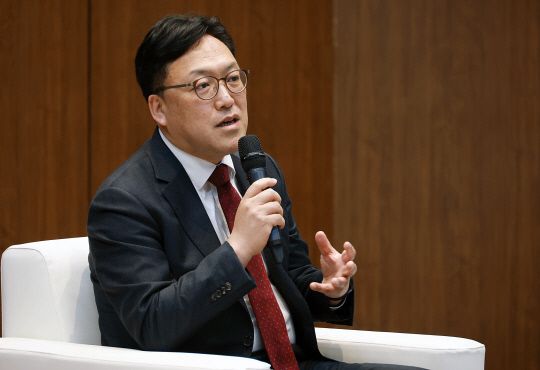 [사진=김병환 금융위원장이 3일 서울 중구 은행회관에서 개최한 한은-금융연 공동 정책 컨퍼런스 특별대담에 참석해 이창용 한국은행 총재, 이복현 금융감독원장과 대담을 나누고 있다. (금융위원회 제공)]