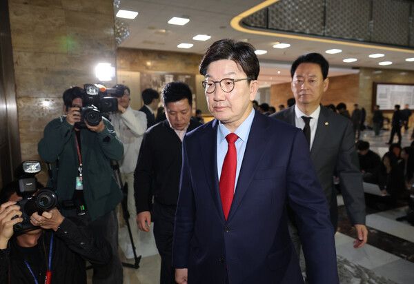 국민의힘&nbsp;권성동&nbsp;원내대표가 4일 서울 여의도 국회에서 비상 의원총회에 참석하고 있다. [사진=연합뉴스]