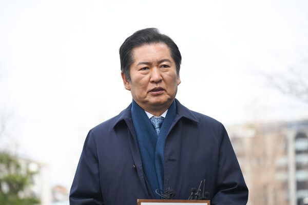 정청래 국회 법사위원장이 4일 헌법재판소 앞에 도착해 기자회견을 갖고 있다. [사진=연합뉴스]