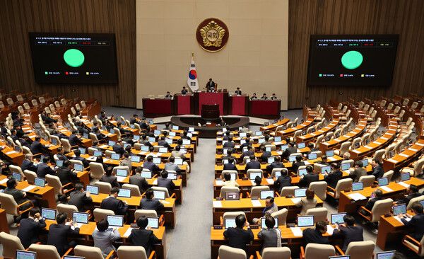 윤석열 전 대통령에 대한&nbsp;파면이 선고된 4일 국회 본회의에서 '12.3. 윤석열 비상계엄을 해제한 대한민국 국민께 드리는 감사문'에 대한 수정안이 통과되고 있다. [사진=연합뉴스]