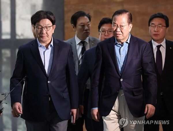 국민의힘은 6일 尹파면 후 첫 비상의원총회를 열고 권영세 비대위원장과 권성동 원내대표의 '쌍권' 지도부가 재신임되면서 尹탄핵 후 조기대선은 쌍권체제로 치러지게 됐다. [사진=연합뉴스]