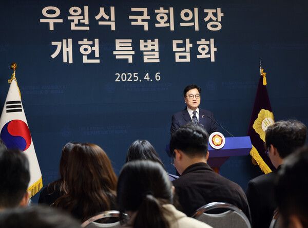 우원식 국회의장이 6일 서울 여의도 국회 사랑재에서 개헌 관련 기자회견을 하고 있다. [사진=연합뉴스]