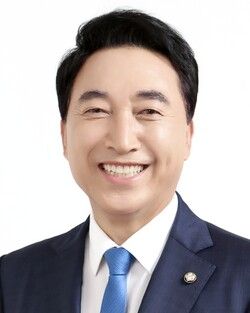 박수현 민주당 의원은 7일 라디오 인터뷰에서 개헌이 최우선 과제는 아니라고 전했다.
