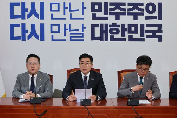 더불어민주당 박찬대 원내대표가 8일 서울 여의도 국회에서 열린 원내대책회의에서 발언하고 있다. [사진=연합뉴스]