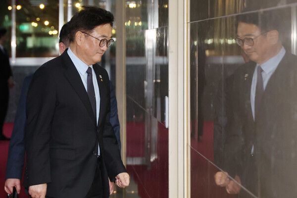 &nbsp;우원식&nbsp;국회의장이 8일 서울 여의도 국회 의장집무실로 출근하고 있다.[사진=연합뉴스]