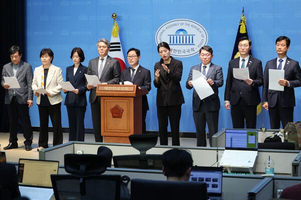 더불어민주당과 조국혁신당의 국회 법제사법위원회 위원들이 8일 서울 여의도 국회 소통관에서 한덕수 대통령 권한대행 국무총리의 헌법재판관 지명 철회를 촉구하는 기자회견을 하고 있다. 왼쪽부터 더불어민주당 이성윤·서영교 의원, 조국혁신당 박은정 의원, 더불어민주당 김기표·박범계·박희승·장경태·박균택 의원. [사진=연합뉴스]