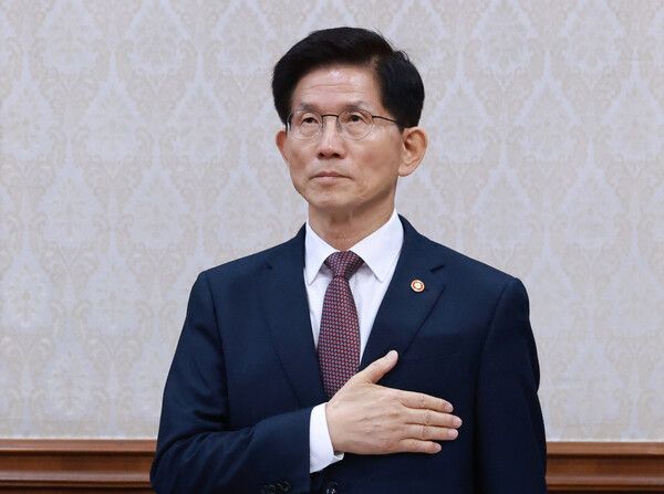 &nbsp;김문수&nbsp;고용노동부 장관이 8일 정부서울청사에서 열린 국무회의에서 국기에 경례하고 있다. 김 장관은 이 자리에서 장관직 사의를 표명했다. [사진=연합뉴스]