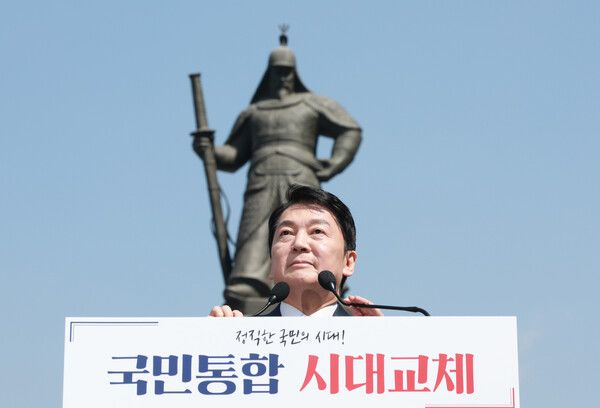 국민의힘 안철수 의원이 8일 서울 광화문광장 이순신 동상 앞에서 제21대 대통령 선거 출마를 선언하고 있다. [사진=연합뉴스]