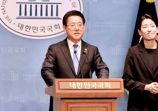 김영록 전남지사가 8일 국회 소통관에서 기자회견을 열고 대선 불출마 선언을 하고 있다. [사진=연합뉴스]