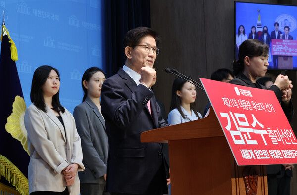 김문수&nbsp;전 고용노동부 장관이 9일 서울 여의도 국회 소통관에서 제21대 대통령 경선후보 출마 선언을 하고 있다. [사진=연합뉴스]