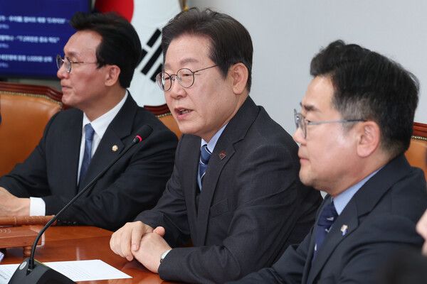 더불어민주당 이재명 대표가 9일 서울 여의도 국회에서 열린 최고위원회의에서 대권 도전을 위해 당대표직 사퇴 의사를 밝히고 있다.