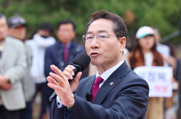 &nbsp;유정복&nbsp;인천시장이 9일 인천 중구 자유공원 맥아더 동상 앞에서 제21대 대통령 선거 출마를 선언하고 있다.[사진=연합뉴스]