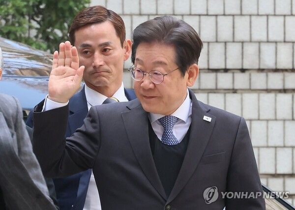 차기 대권주자 적합도 조사에서 이재명 더불어민주당 대표가 46.2%를 기록하며 여권 후보를 큰 격차로 앞서는 것으로 나타났다 [사진=연합뉴스]