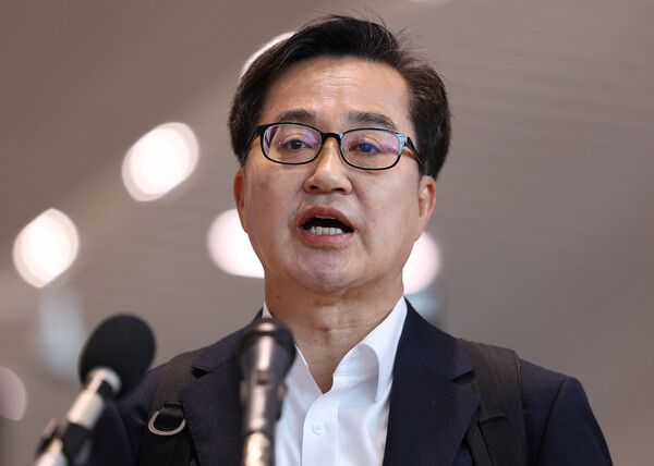 김동연&nbsp;경기도지사가 9일 인천공항 2터미널에서 제21대 대통령선거 출마 선언을 하고 있다. 김 지사는 이날 미국 트럼프 발 관세 전쟁 대응책을 찾기 위해 미국으로 출국하기 전 가진 '자동차 부품 관세 대응을 위한 긴급 출국 보고 회견'에서 대선 출마 선언을 하게 됐다.[사진=연합뉴스]