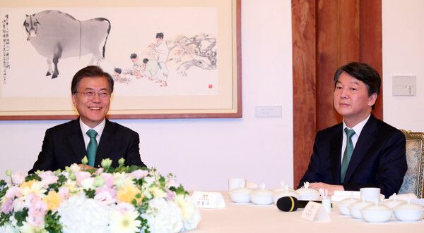 문재인&nbsp;대통령이 청와대 상춘재에서 여야 4당 대표를 초청해 개최한 만찬 회동에서 국민의당&nbsp;안철수&nbsp;대표와 나란히 자리하고 있는 모습. 두 사람은 단일화 하고도 패배한 사례를 남겼다. [사진=연합뉴스]