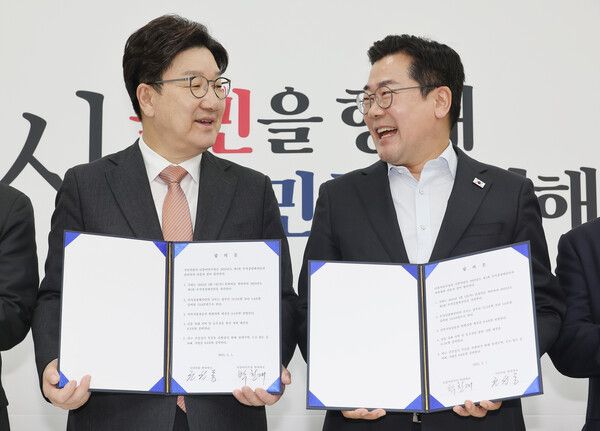 1일 서울 여의도 국회에서 더불어민주당 박찬대 당대표 직무대행 겸 원내대표(오른쪽)와 국민의힘 권성동 원내대표가&nbsp;추경안&nbsp;합의문에 서명한 뒤 미소짓고 있다.[사진=연합뉴스]