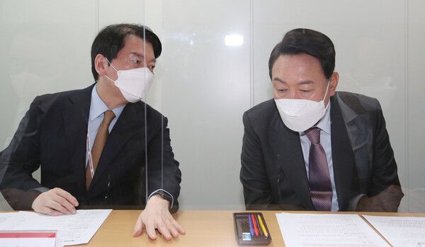 윤석열&nbsp;대통령 당선인이 대통령직인수위원회에서&nbsp;안철수&nbsp;대통령직 인수위원장이 주재하는 간사단 회의에 참석해 대화하고 있는 모습. [사진=연합뉴스]