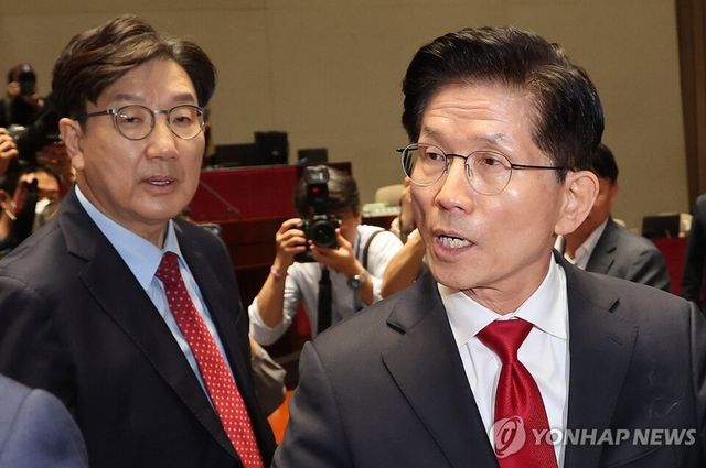 김문수 후보가 9일 오전 열린 국민의힘 의원총회에 처음 참석해 '자신을 쫓아내려 한다'고 작심 발언을 하고 의총장을 퇴장하고 있다. [사진=연합뉴스]