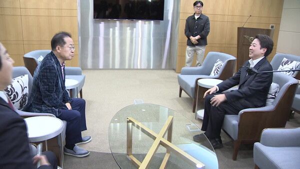 미국으로 출국하는&nbsp;홍준표&nbsp;전 대구시장이 10일 인천국제공항 귀빈실에 배웅 나온 개혁신당&nbsp;이준석&nbsp;대선 후보를 만나고 있다. [사진=연합뉴스TV 캡처. 재판매 및 DB금지]