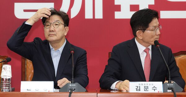 &nbsp;국민의힘&nbsp;김문수&nbsp;대선 후보와 권성동 원내대표가 11일 국회에서 열린 중앙선거대책위원회 회의에 참석해 있다. [사진=연합뉴스]