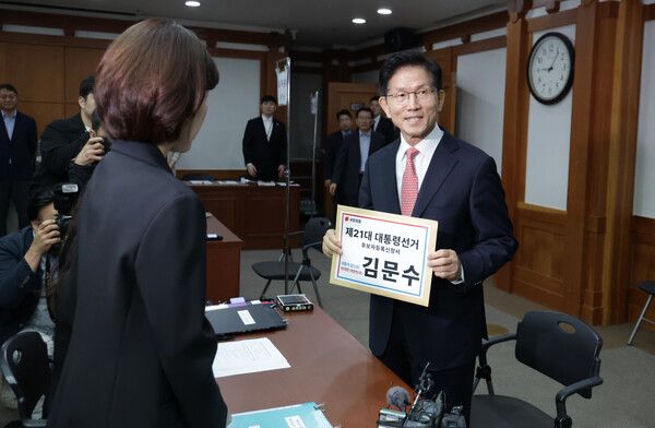 국민의힘 김문수 대선 후보가 11일 경기도 과천 중앙선거관리위원회에서 제21대 대통령선거 후보 등록을 하고 있다. [사진=연합뉴스]