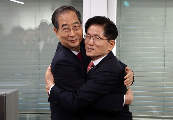 국민의힘 김문수 대선 후보와 한덕수 전 국무총리가 11일&nbsp; 국민의힘 대선후보 사무실에서 회동을 마친 뒤, 포옹하고 있다.