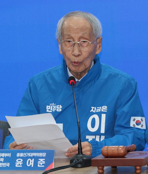 윤여준 민주당 상임 총괄선대위원장은&nbsp;“이번 대선은 윤석열과 그 추종 세력을 엄중하게 심판하는 선거”라고 말했다. [사진=연합뉴스]