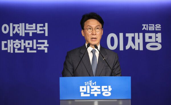김민석 더불어민주당 상임 공동선대위원장은 11일 김문수 국민의힘 대선 후보를 향해 윤석열 전 대통령에 대한 당적 박탈과 재구속 여부 등을 공개 질의하며 김 후보를 압박했다. [사진=연합뉴스]