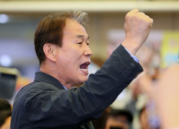 지난 9일 민주당 이재명 대선 후보와 함께 경북 성주군 성주전통시장을 찾은 보수정당 출신&nbsp;권오을&nbsp;전 의원이 이 후보 지지연설을 하고 있다. 권오을 전 의원은 이재명 캠프에서 중앙선거대책위원회 국민대통합위원장을 맡고 있다. [사진=연합뉴스]