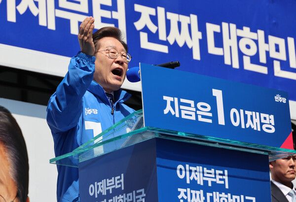 더불어민주당&nbsp;이재명&nbsp;대선 후보가 6·3 대통령선거 공식 선거운동 첫날인 12일 서울 광화문광장에서 열린 '빛의 혁명' 광화문 유세에서 시민들에게 지지를 호소하고 있다. [사진=연합뉴스]