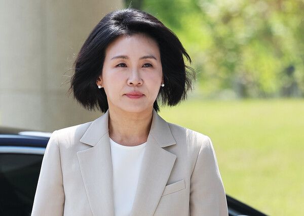 공직선거법 위반 혐의로 기소돼 1심에서 벌금형을 선고받은 더불어민주당 이재명 대선후보 배우자&nbsp;김혜경&nbsp;씨가 12일 경기도 수원시 영통구 수원고등법원에서 열린 항소심 선고공판에 출석하고 있다. [사진=연합뉴스]