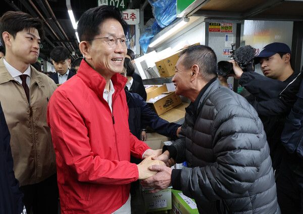 &nbsp;제21대 대통령 선거 공식 선거운동 첫날인 12일 국민의힘&nbsp;김문수&nbsp;대선 후보가 서울 송파구 가락시장을 방문해 시장 상인들과 인사하고 있다. [사진=연합뉴스]