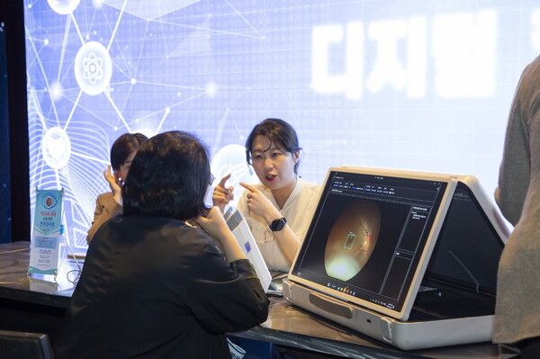 행사에 참석한 의료진이&nbsp;‘위스키’와&nbsp;‘옵티나 제네시스’를 체험한 후,&nbsp;제품에 대한 설명을 듣고 있다. [사진=대웅제약]