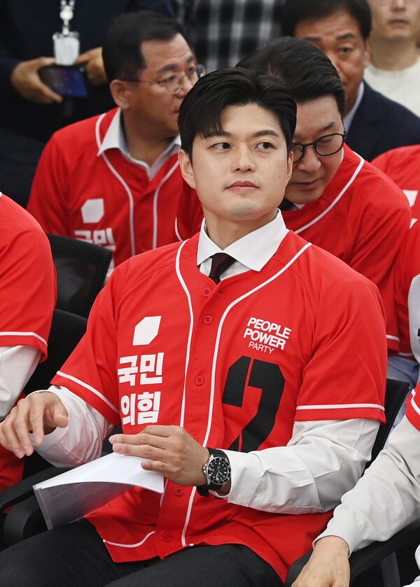 국민의힘 비대위원장으로 내정된 김용태 공동선거대책위원장은 13일 라디오에 출연해 “탄핵의 강은 넘어야 한다”며 “이번 주 목요일(15일)에 정식 임명이 되고 나면 윤 전 대통령의 거취나 다른 부분들도 말씀 드릴 수 있도록 하겠다”고 말했다. [사진=연합뉴스]