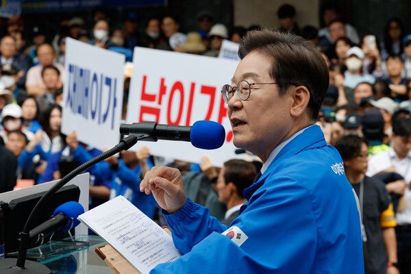 경기도는 이 후보의 정치적 고향으로 지난 2010년 성남시장에 당선되며 정치권에 입문했다. 재임 당시 기본소득과 지역화폐 등 기본 시리즈를 선보였다. [사진=연합뉴스]