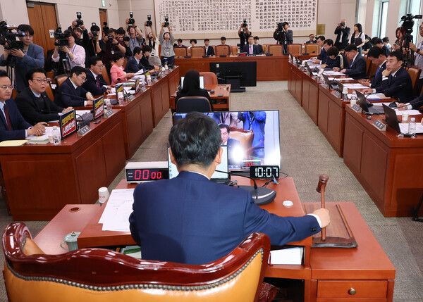 14일 서울 여의도 국회에서 열린 법원조직법·공직선거법·헌법재판소 등을 심사하는 법제사법위원회 전체회의에서 더불어민주당 소속 정청래 위원장이 의사봉을 두드리고 있다. [사진=연합뉴스]