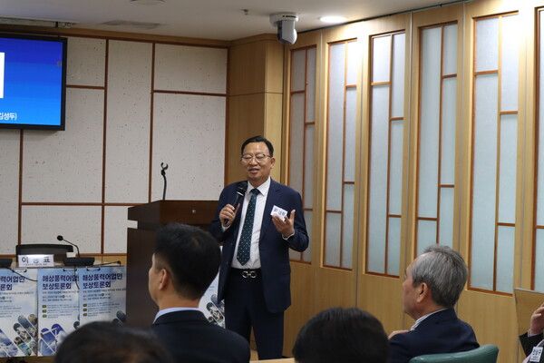 김성두 전남중앙신문 회장이 14일 국회의원회관 제3세미나실에서 열린 해상풍력 어업인 보상 토론회에서 