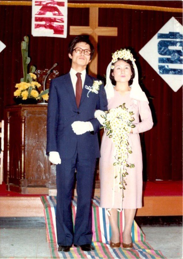 당시에는 파격적이었던 신랑신부 동시 입장으로 결혼식을 진행했다. 설난영 여사는 원피스 차림의 옷을 입으며&nbsp;평상복을 입고도 결혼할 수 있다는 걸 어려운 사람들에게 보여주고 싶었다고 한다. [사진=김문수 캠프]&nbsp;