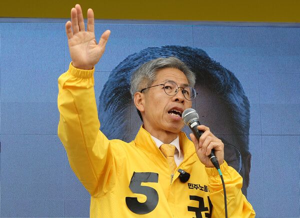 민주노동당&nbsp;권영국&nbsp;대선 후보가 13일 오전 서울 성북구 성신여대입구역 인근에서 선거유세차에 올라 지지를 호소하고 있다. [사진=연합뉴스]