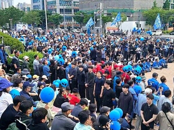 이재명 제21대 대선 더불어민주당 후보가 13일 포항시청 광장에서 지지자 등 1천여 명이 운집한 가운데 유세를 펼치고 있다.