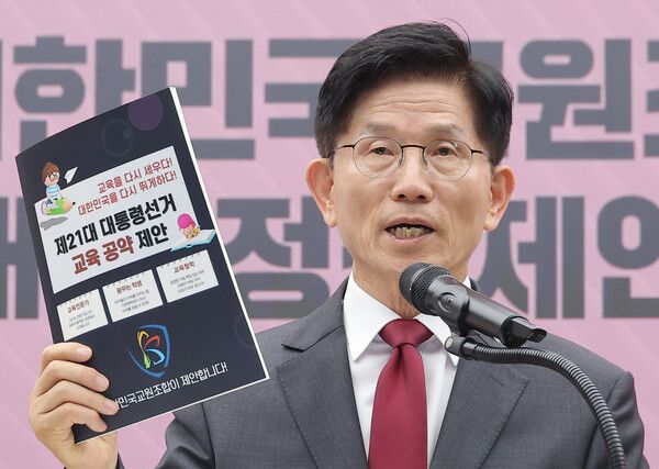 국민의힘&nbsp;김문수&nbsp;대선 후보가 15일 서울 여의도 국민의힘 중앙당사에서 대한민국교원조합 조윤희 상임위원장으로부터 전달받은 대선 정책제안서를 들어보이며 발언하고 있다. [사진=연합뉴스]