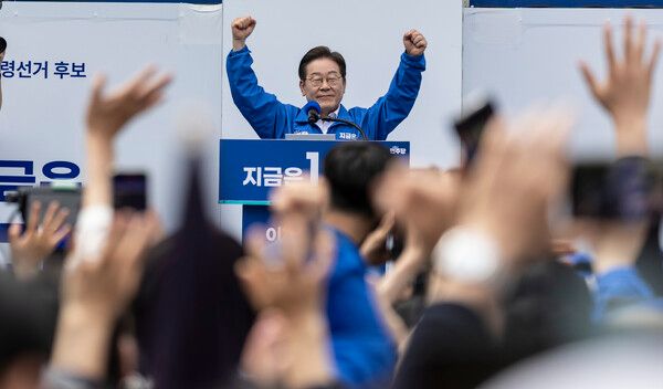 더불어민주당 이재명 대선후보가 14일 경남&nbsp;창원시 상남분수광장에서 열린 집중 유세에서 시민들을 향해 두 손을 번쩍들어 인사하고 있다. [사진=연합뉴스]&nbsp;