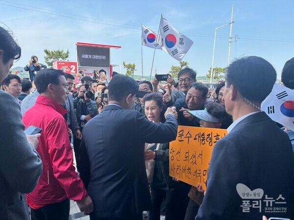 김문수 국민의힘 대통령 후보가 14일&nbsp; 경남 사천시에 위치한&nbsp;우주항공청 입구에서 지지자들과 악수하고 있다.