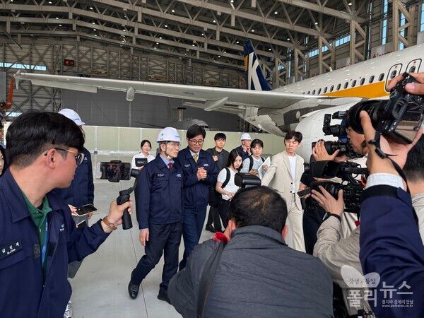 김문수 국민의힘 대통령 후보가 14일 경남 창원시에 위치한 두산에너빌리티에 방문해 현장을 돌고있다.